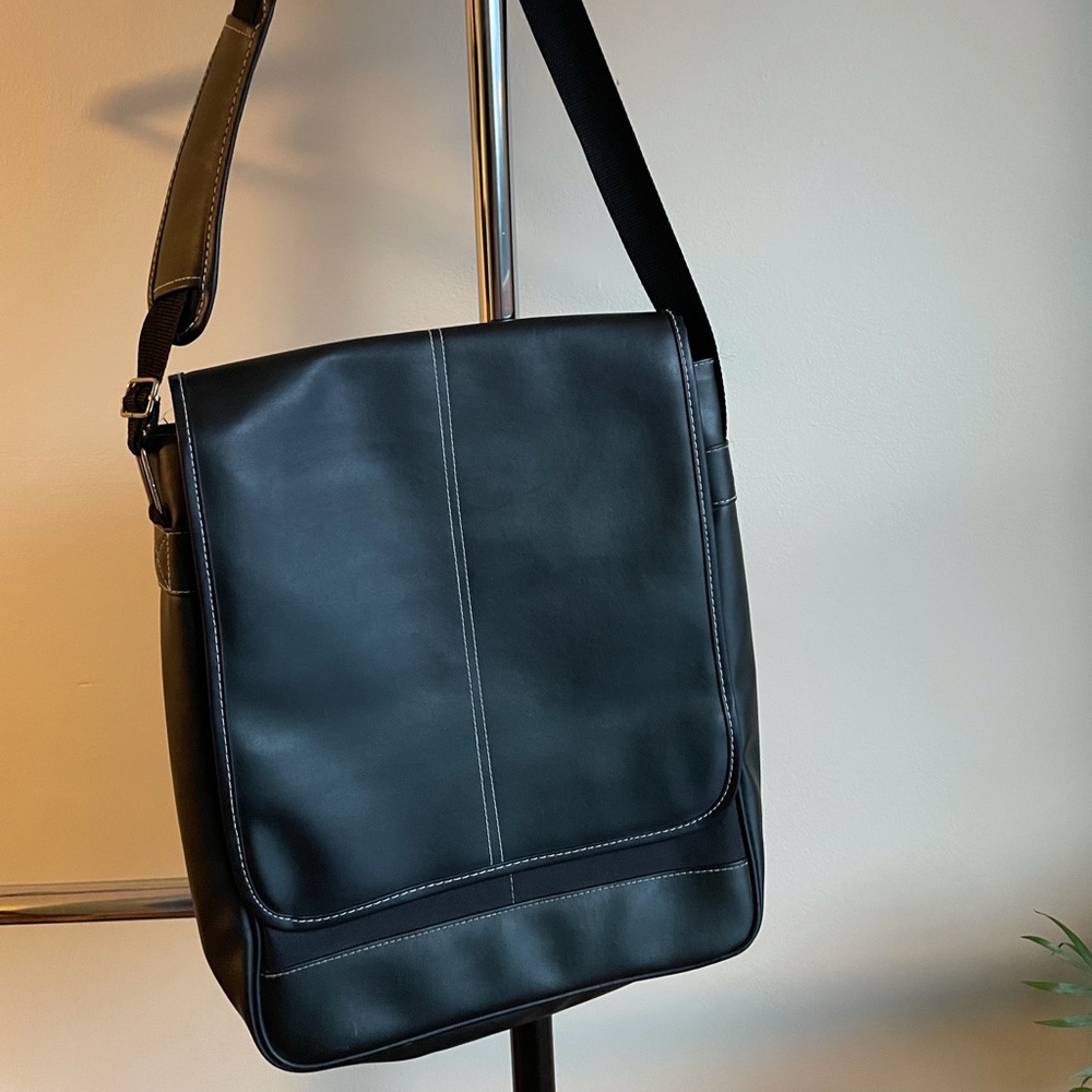 Laptop messenger bag